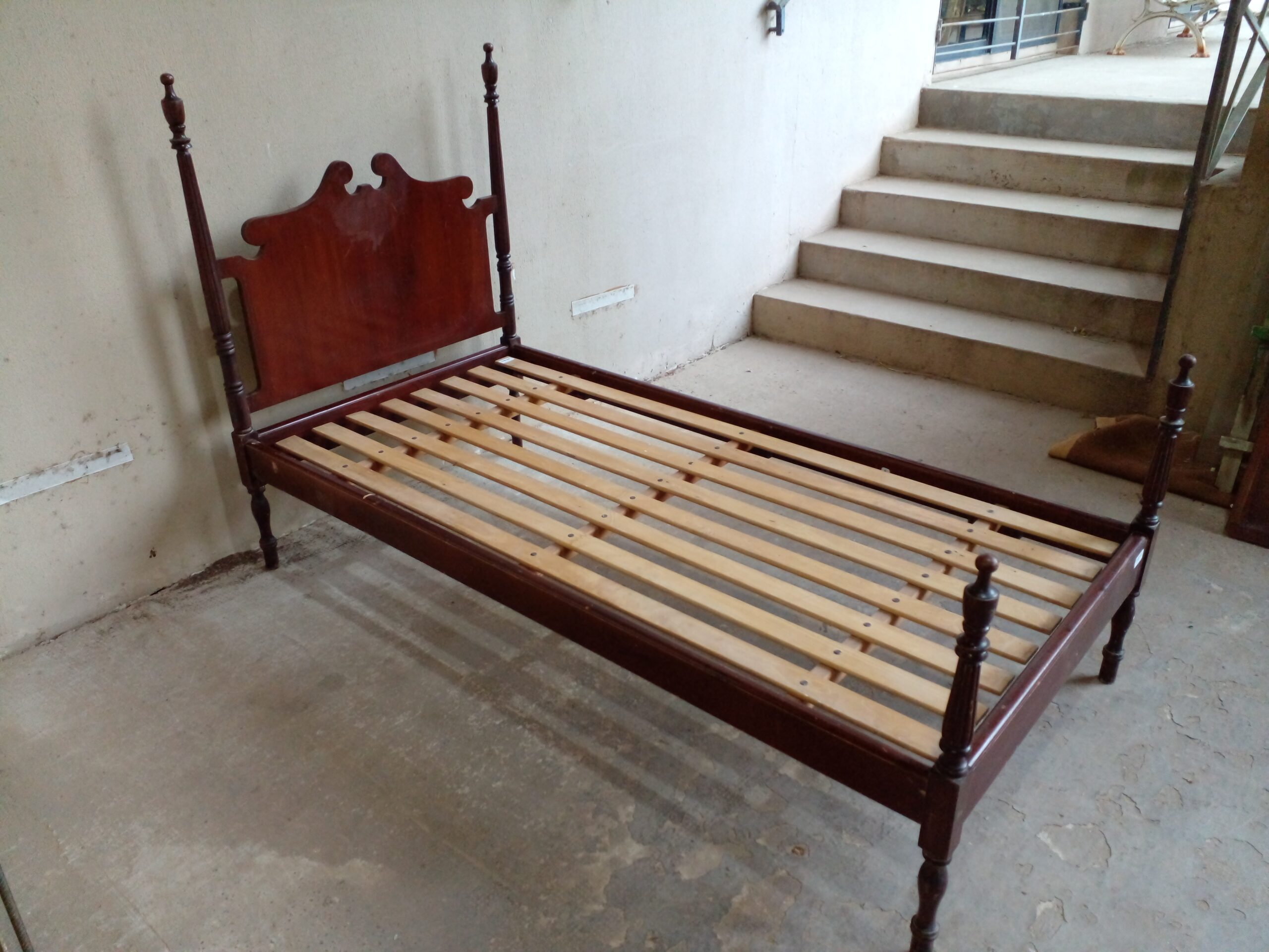 CAMA DE UNA PLAZA ESTILO COLONIAL INGLES EN CAOBA. COD: 107706 - Imagen 6