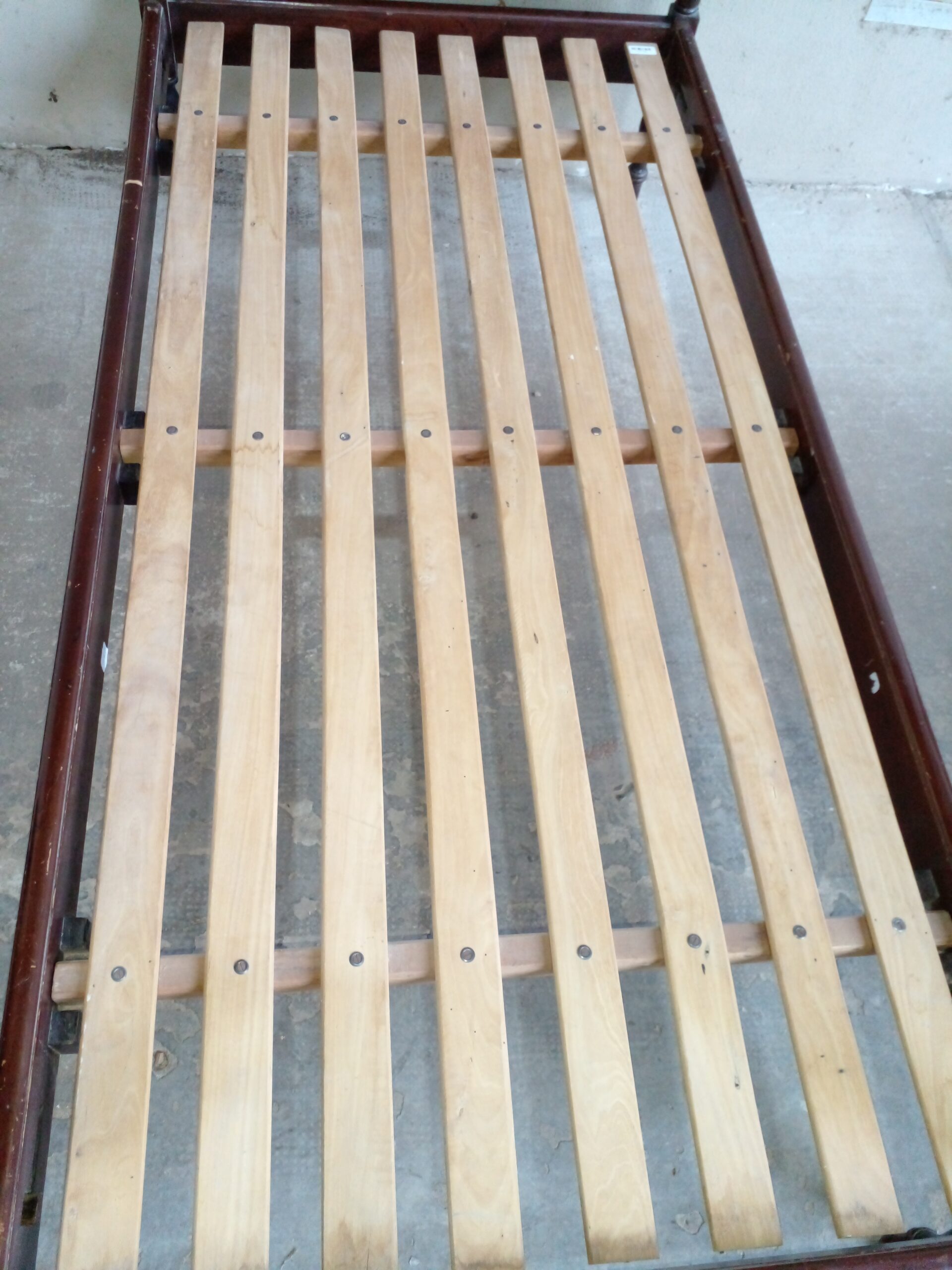 CAMA DE UNA PLAZA ESTILO COLONIAL INGLES EN CAOBA. COD: 107706 - Imagen 7