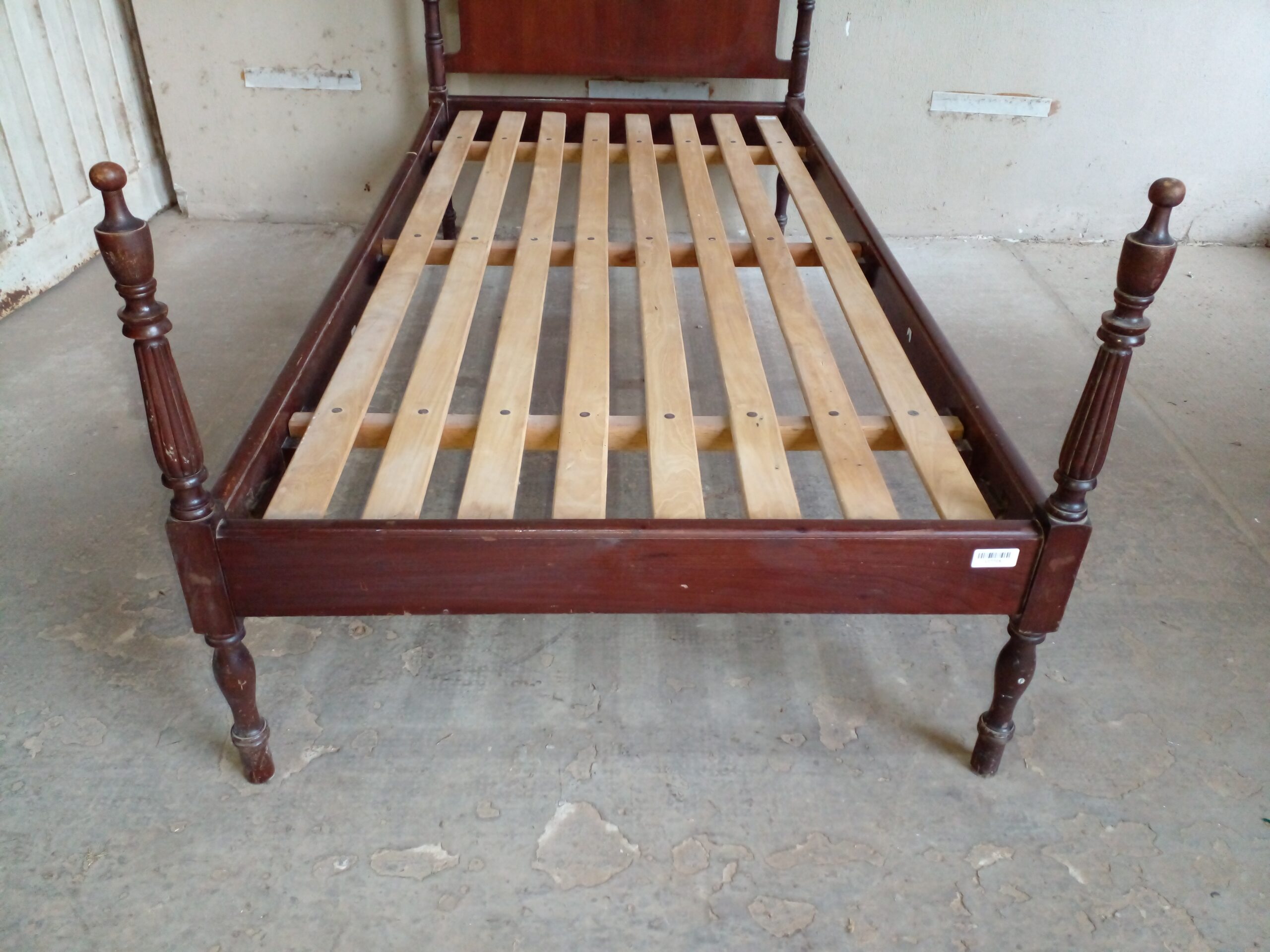 CAMA DE UNA PLAZA ESTILO COLONIAL INGLES EN CAOBA. COD: 107706 - Imagen 8
