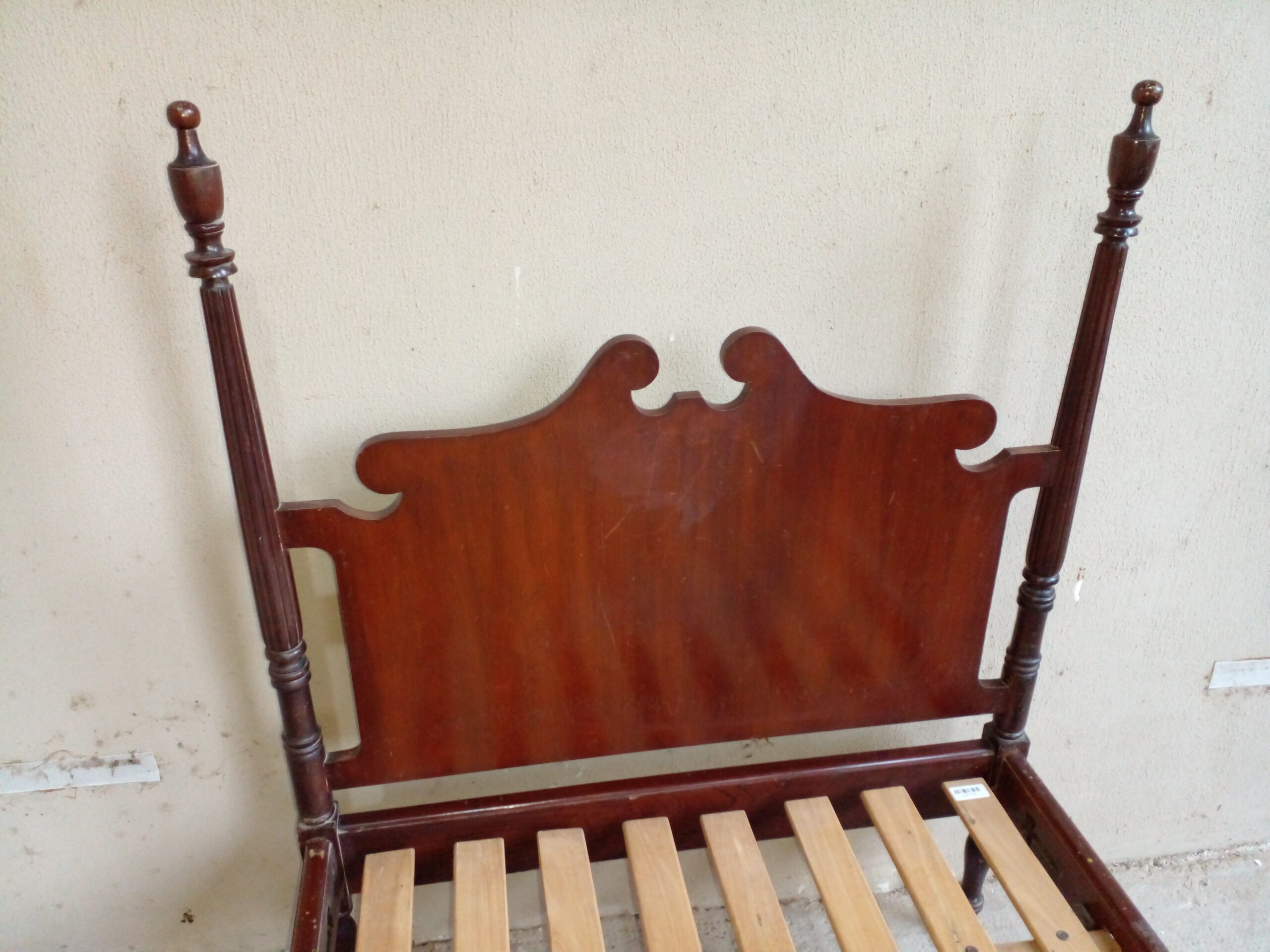 CAMA DE UNA PLAZA ESTILO COLONIAL INGLES EN CAOBA. COD: 107706 - Imagen 9