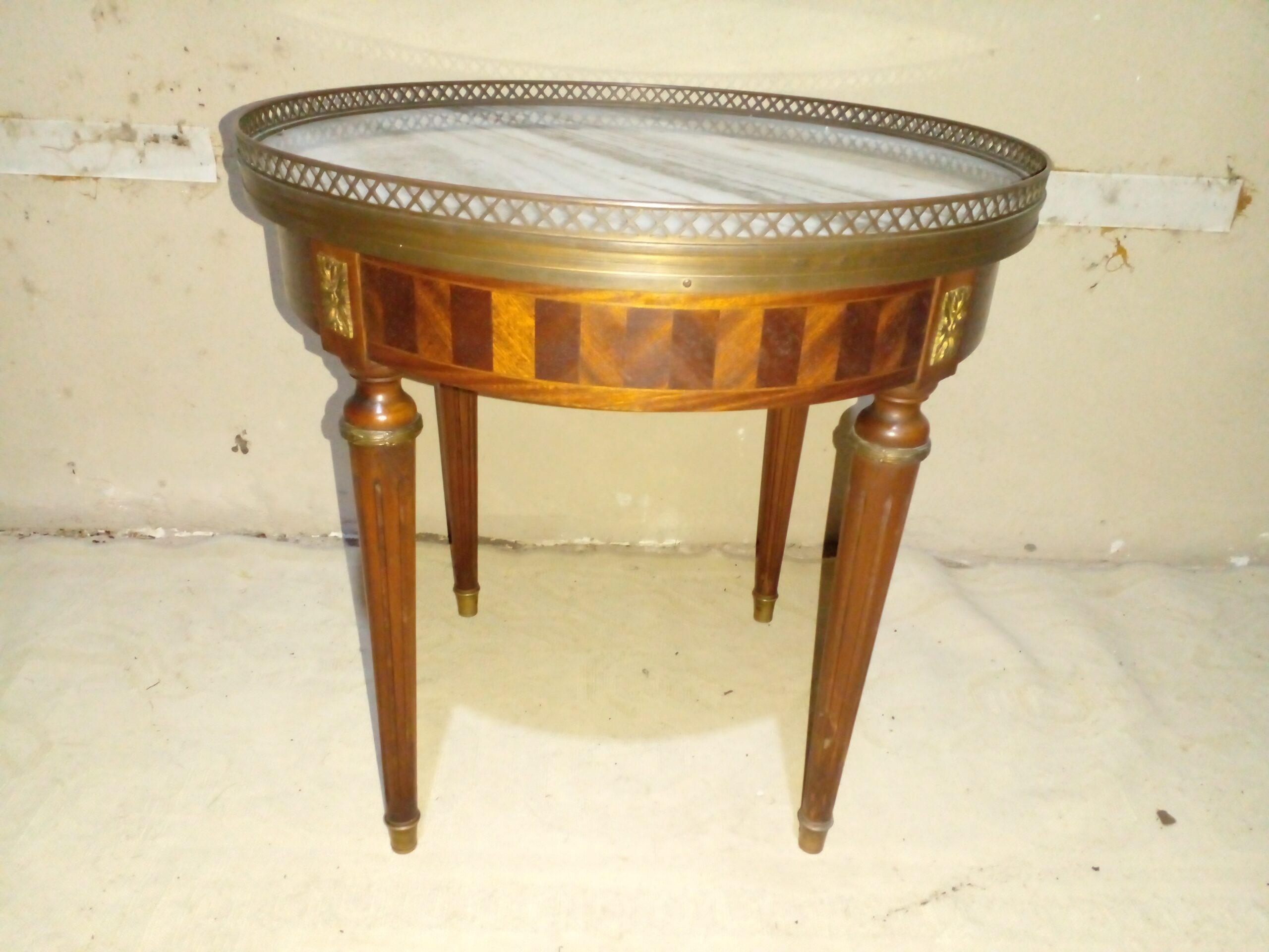 MESA DE SALA ANTIGUA ESTILO FRANCES LUIS XVI CON MARMOL Y BRONCERIA. COD: 107822 - Imagen 2