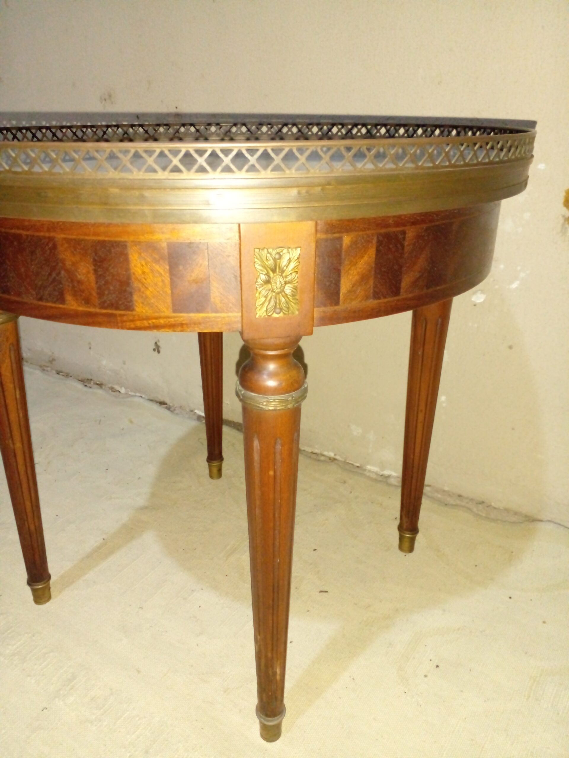 MESA DE SALA ANTIGUA ESTILO FRANCES LUIS XVI CON MARMOL Y BRONCERIA. COD: 107822 - Imagen 6