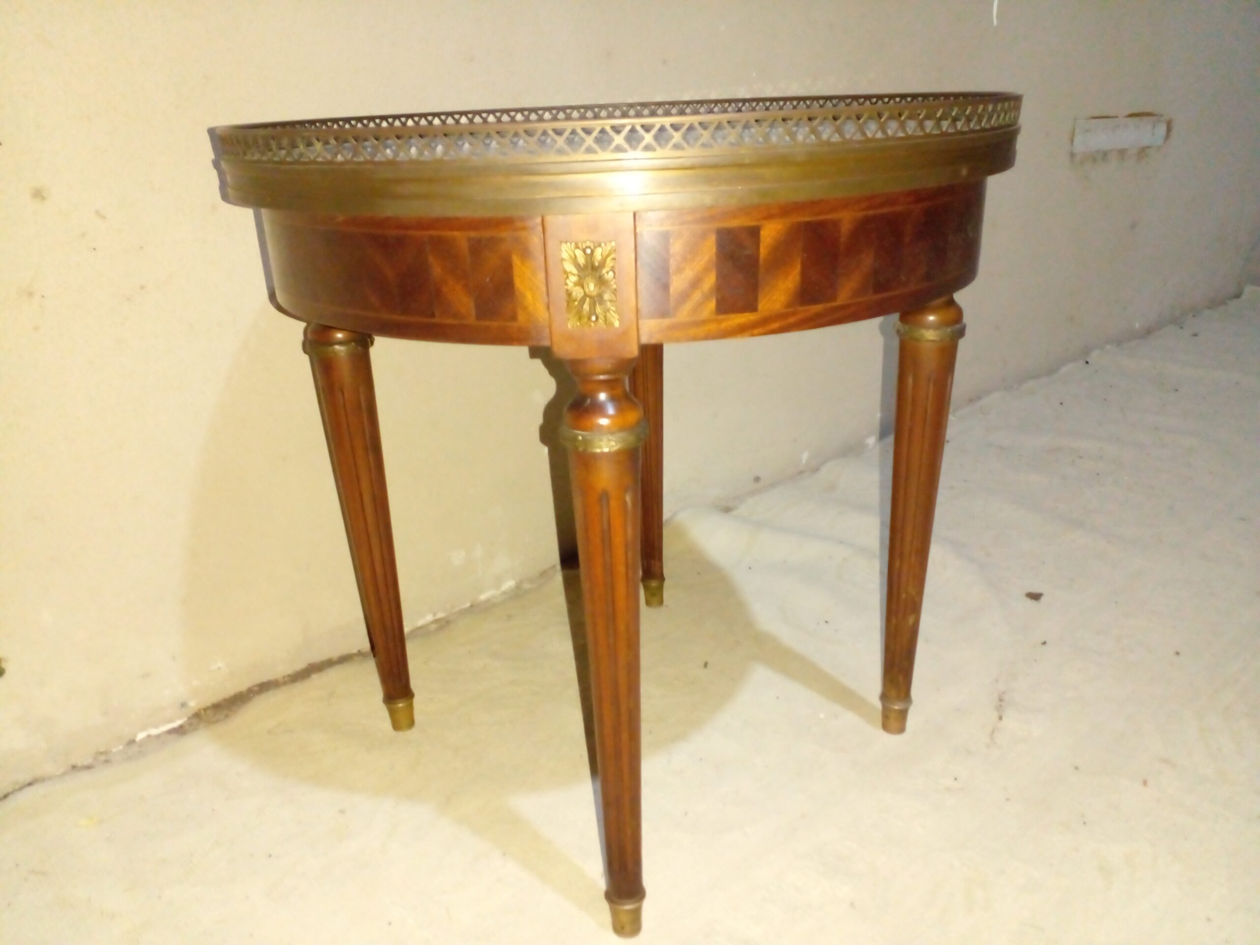 MESA DE SALA ANTIGUA ESTILO FRANCES LUIS XVI CON MARMOL Y BRONCERIA. COD: 107822 - Imagen 7