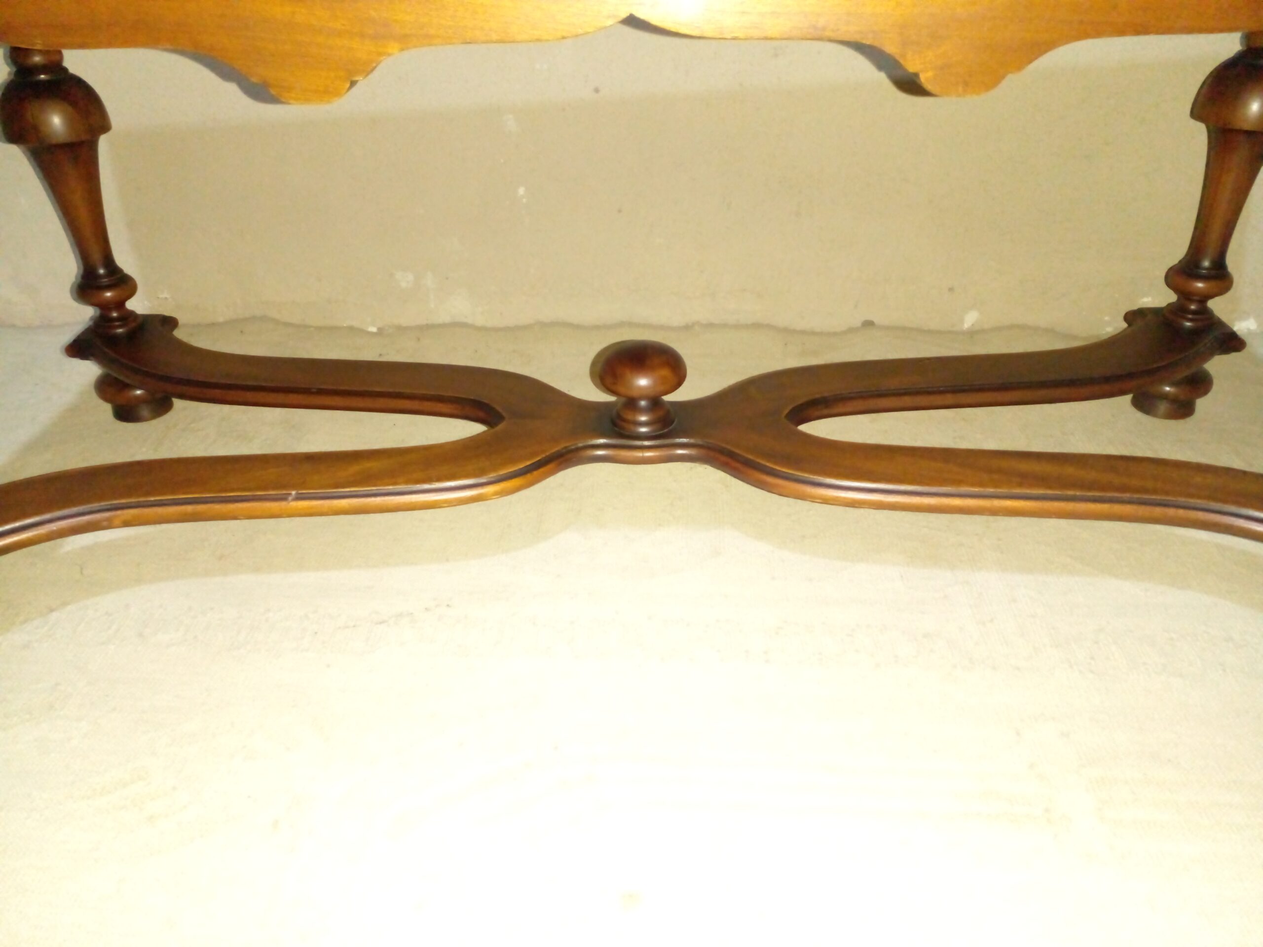 MESA DE SALA ANTIGUA EN NOGAL ITALIANO ESTILO COLONIAL INGLES MESA RATONA. COD: 107801 - Imagen 4