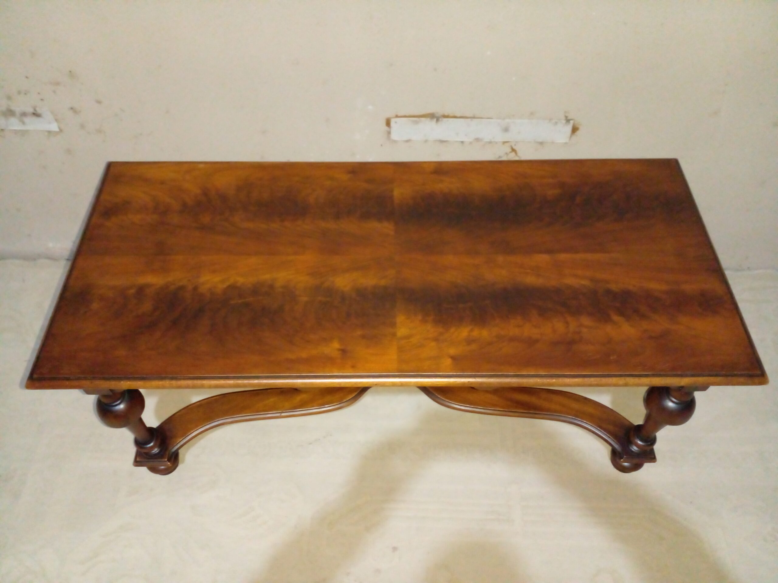 MESA DE SALA ANTIGUA EN NOGAL ITALIANO ESTILO COLONIAL INGLES MESA RATONA. COD: 107801 - Imagen 5