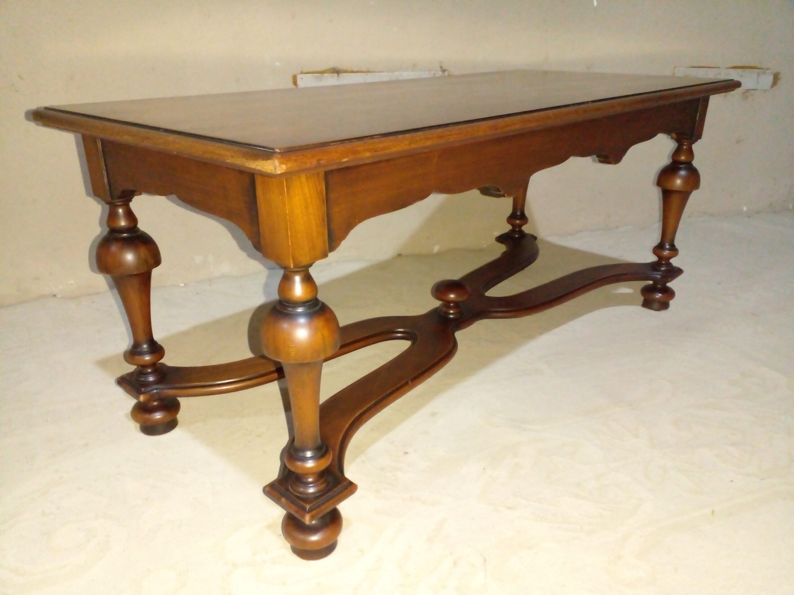 MESA DE SALA ANTIGUA EN NOGAL ITALIANO ESTILO COLONIAL INGLES MESA RATONA. COD: 107801 - Imagen 6