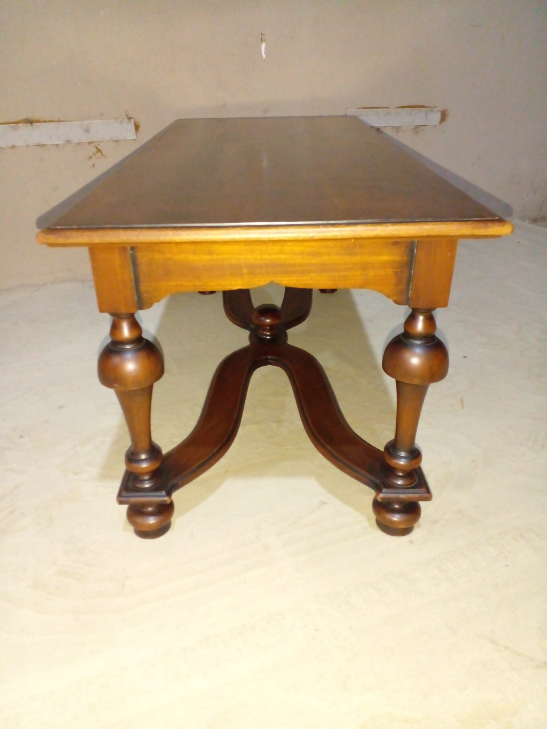 MESA DE SALA ANTIGUA EN NOGAL ITALIANO ESTILO COLONIAL INGLES MESA RATONA. COD: 107801 - Imagen 7