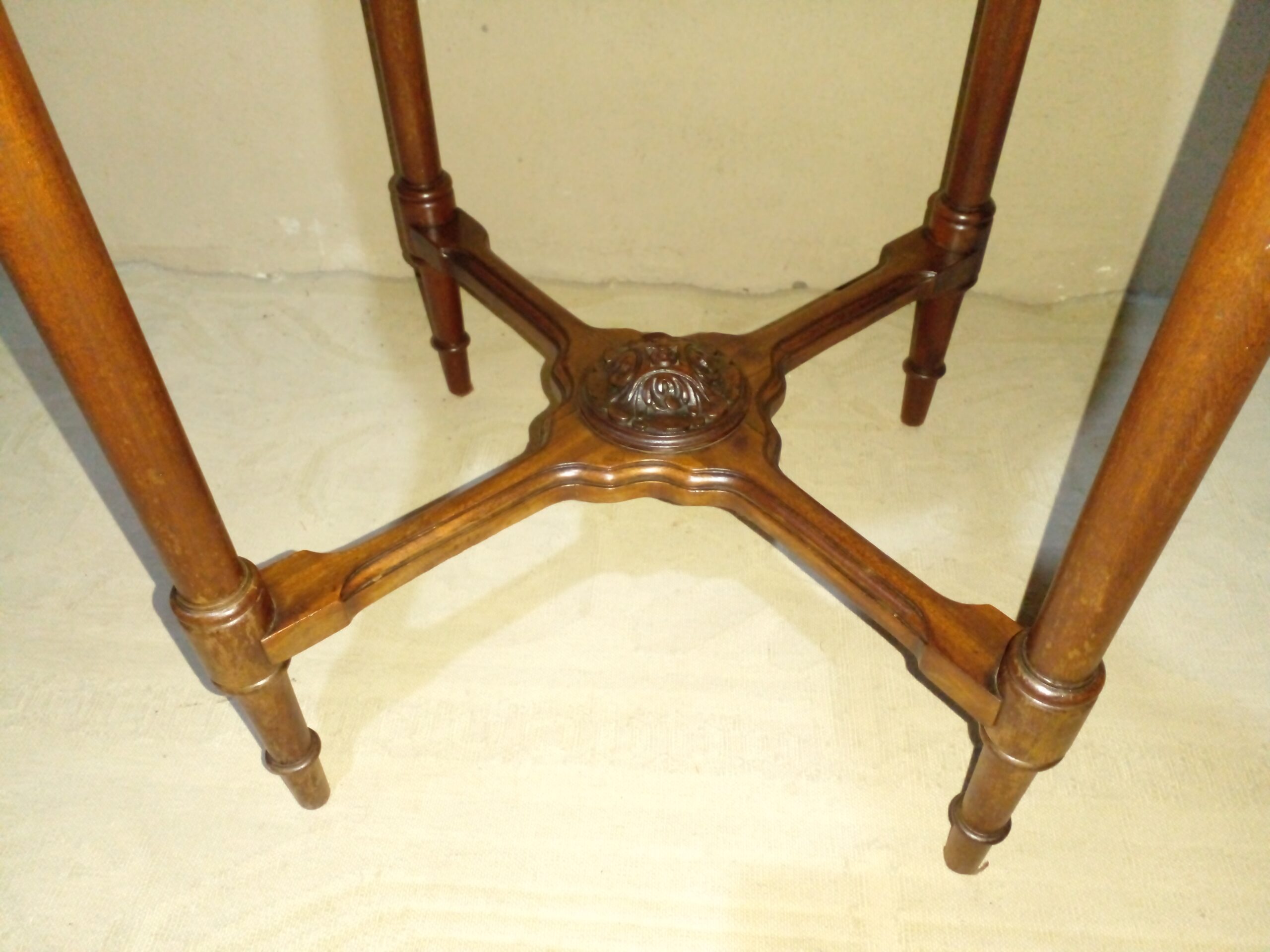 MESA DE SALA ANTIGUA EN CEDRO MESA CENTRO MESA AUXILIAR. COD: 107808 - Imagen 6