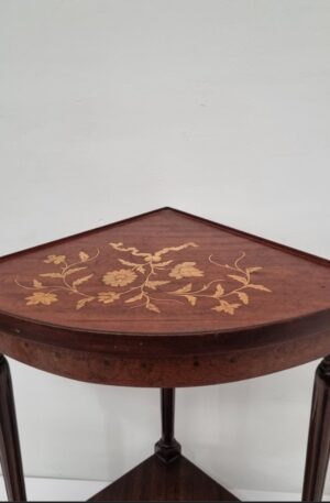MESA DE SALA ESQUINERO ESTILO FRANCES CON MARQUETERIA FLORAL. COD: 107309