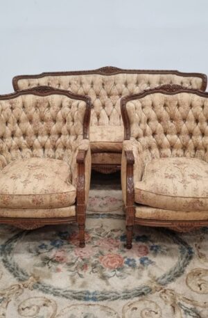 JUEGO DE SILLONES ESTILO FRANCES LUIS XVI TALLADOS EXCELENTES. COD: 107315