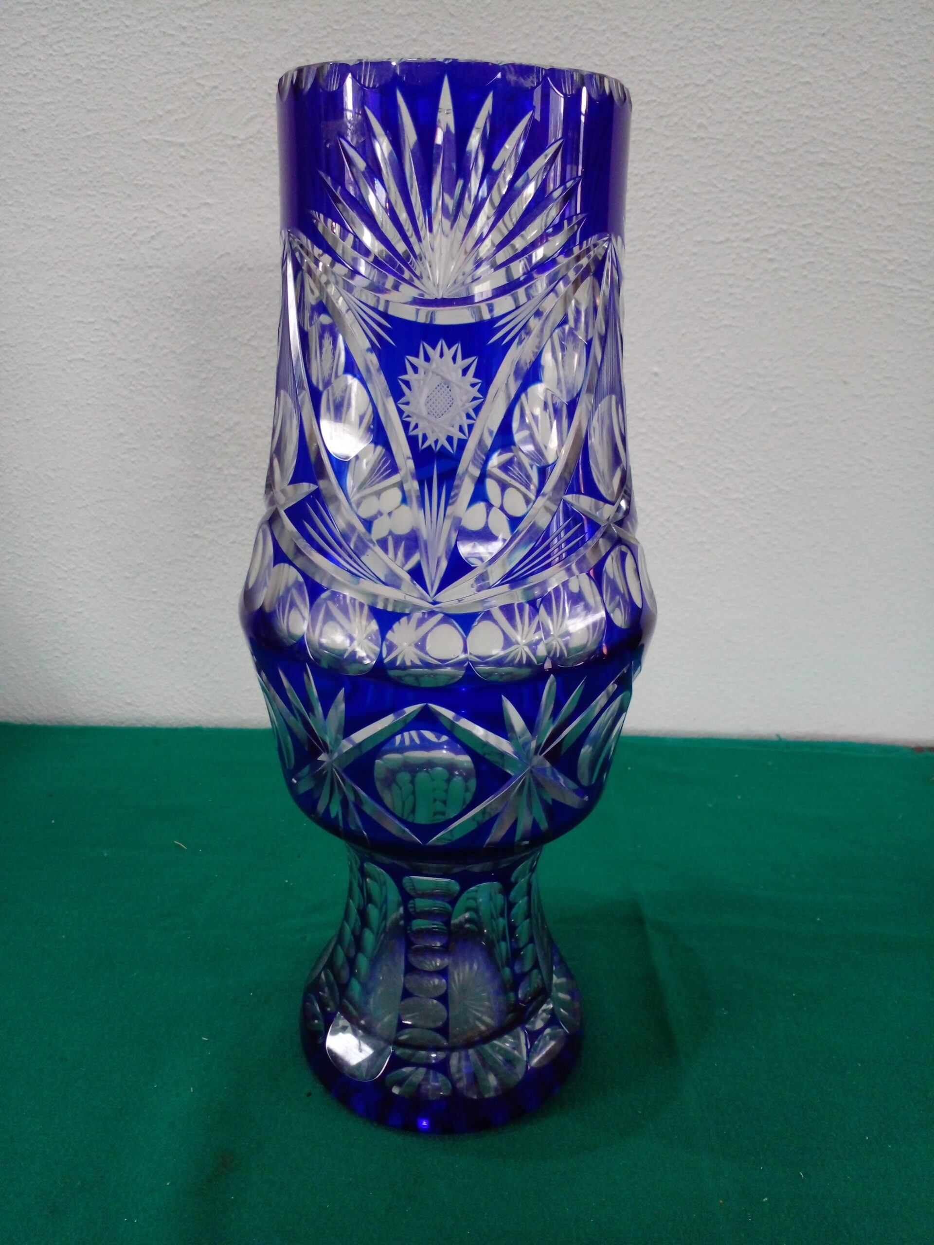 FLORERO DE CRISTAL DE BOHEMIA AZUL COBALTO Y CRISTALINO CUT-TO-CLEAR. COD: 107206