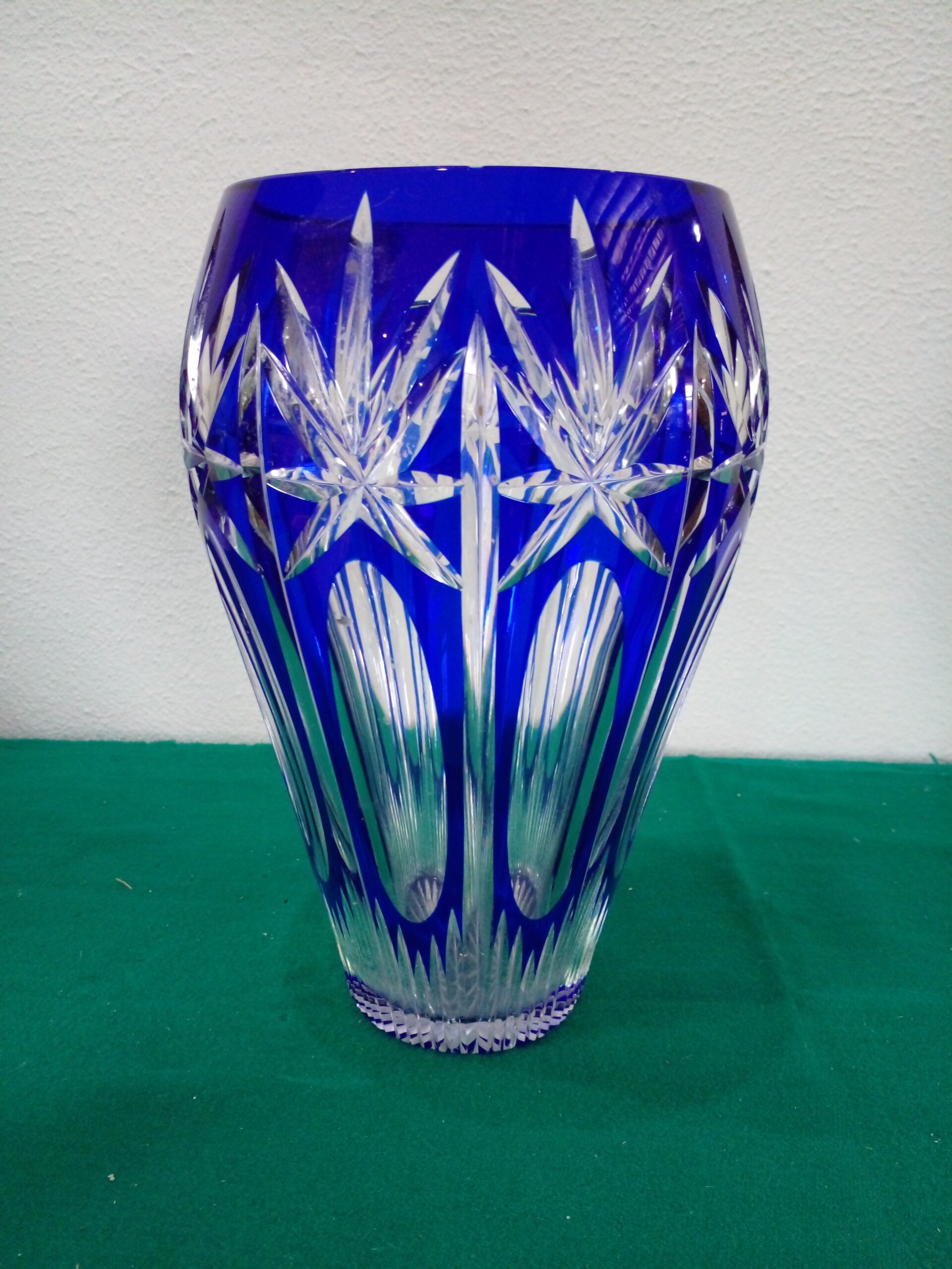 FLORERO DE CRISTAL DE BOHEMIA AZUL COBALTO Y CRISTALINO. COD: 107205