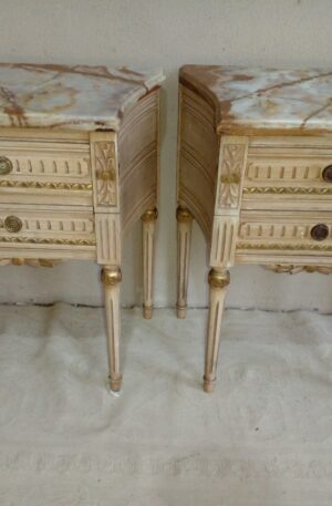 MESA DE LUZ ESTILO FRANCES LUIS XVI CON MARMOL PATINA ORIGINAL. COD: 107814