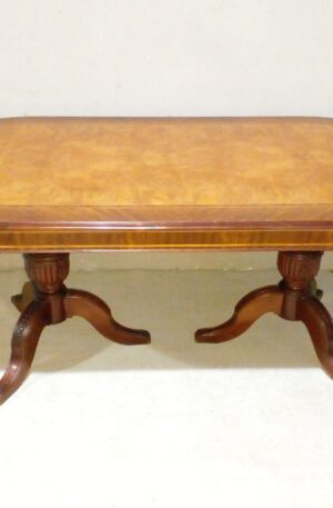 MESA DE COMEDOR ESTILO INGLES SHERATON EN RAIZ DE NOGAL Y CAOBA. COD: 107815