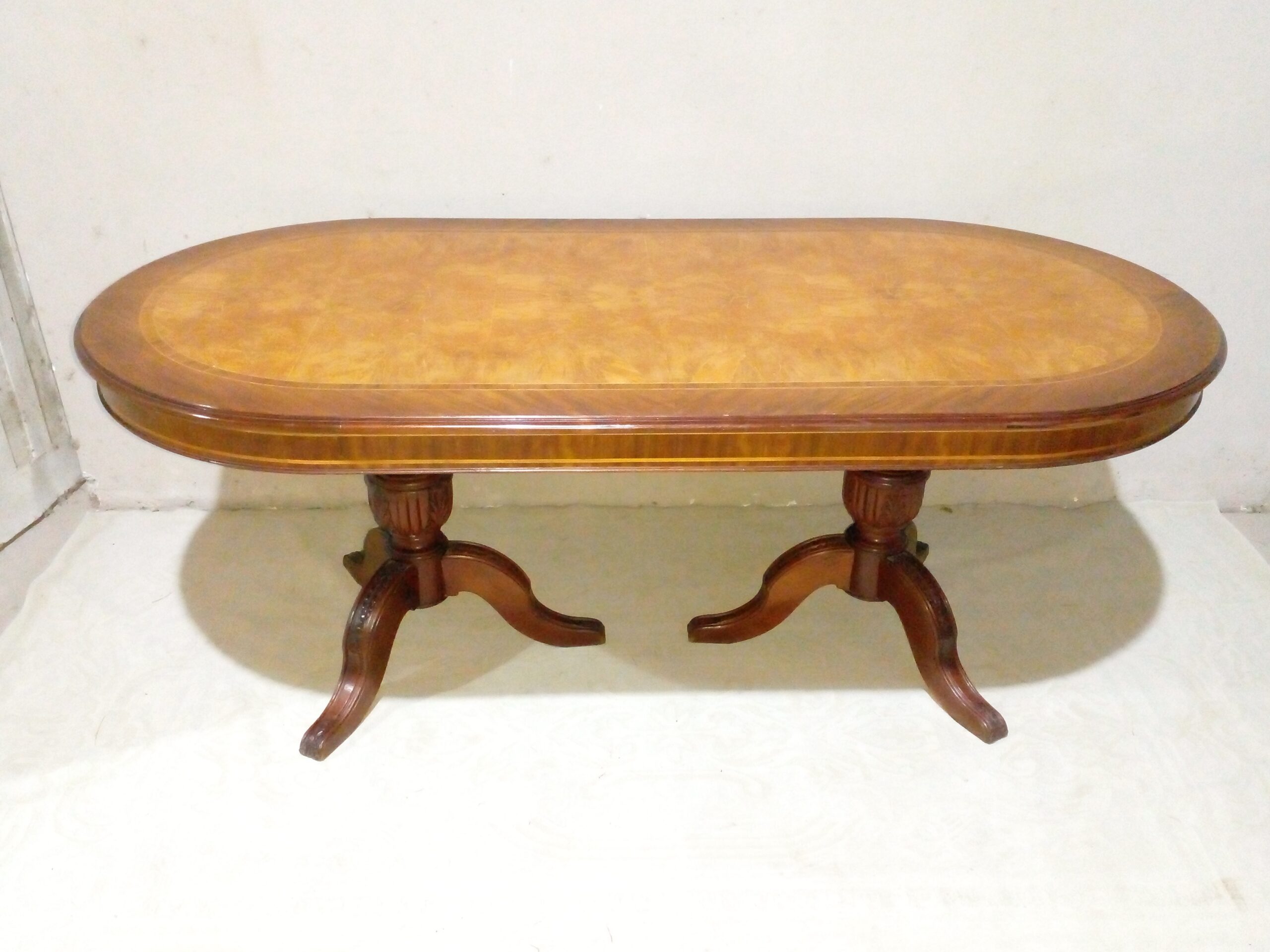 MESA DE COMEDOR ESTILO INGLES SHERATON EN RAIZ DE NOGAL Y CAOBA. COD: 107815