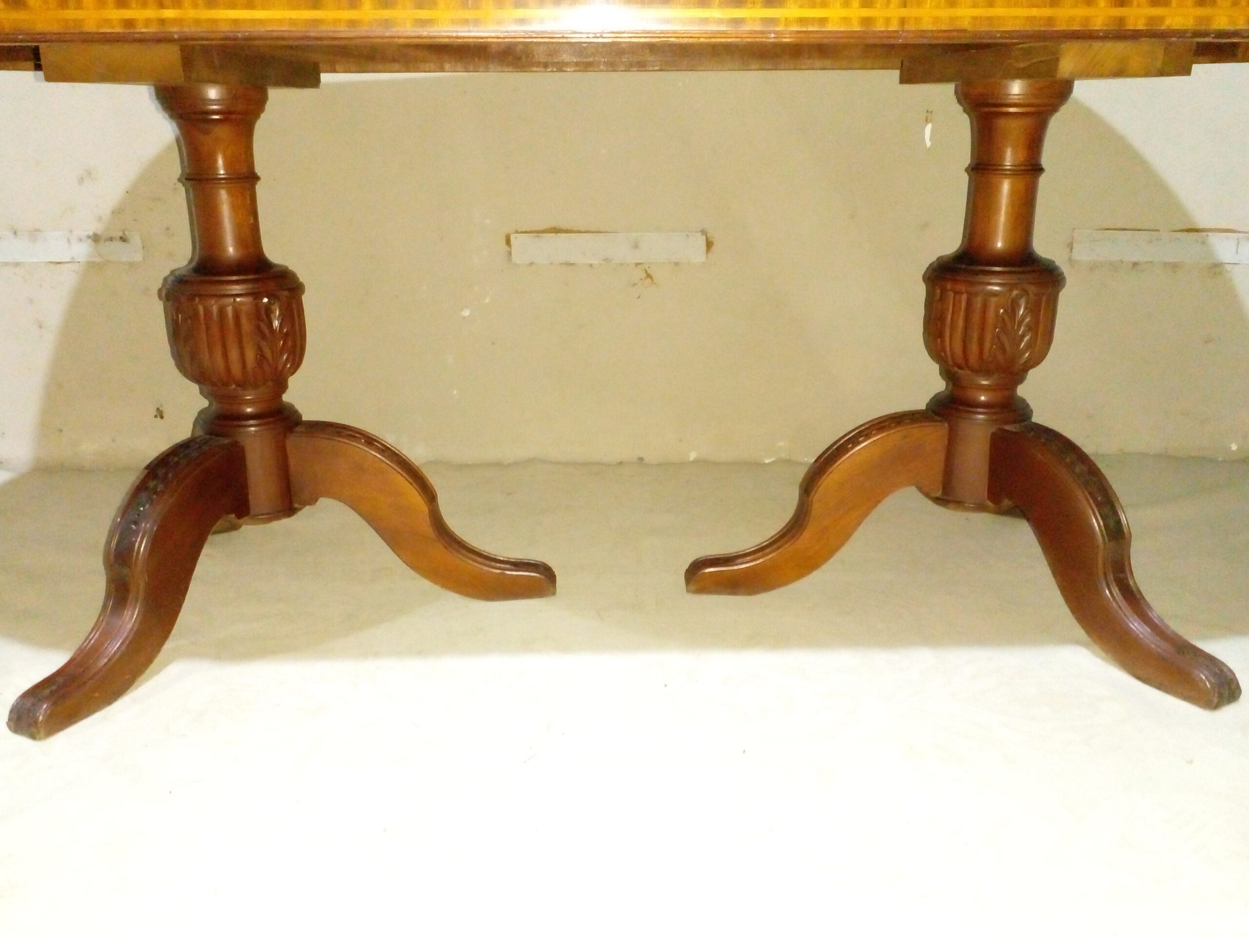 MESA DE COMEDOR ESTILO INGLES SHERATON EN RAIZ DE NOGAL Y CAOBA. COD: 107815 - Imagen 3