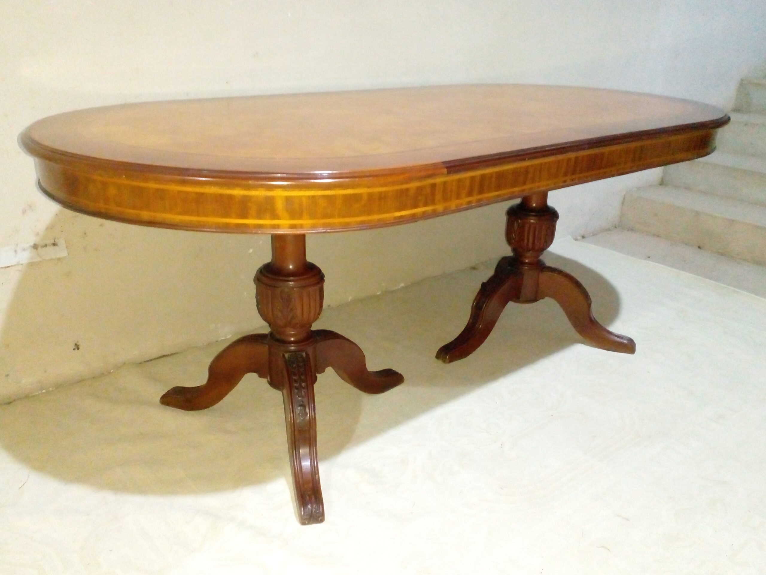 MESA DE COMEDOR ESTILO INGLES SHERATON EN RAIZ DE NOGAL Y CAOBA. COD: 107815 - Imagen 5