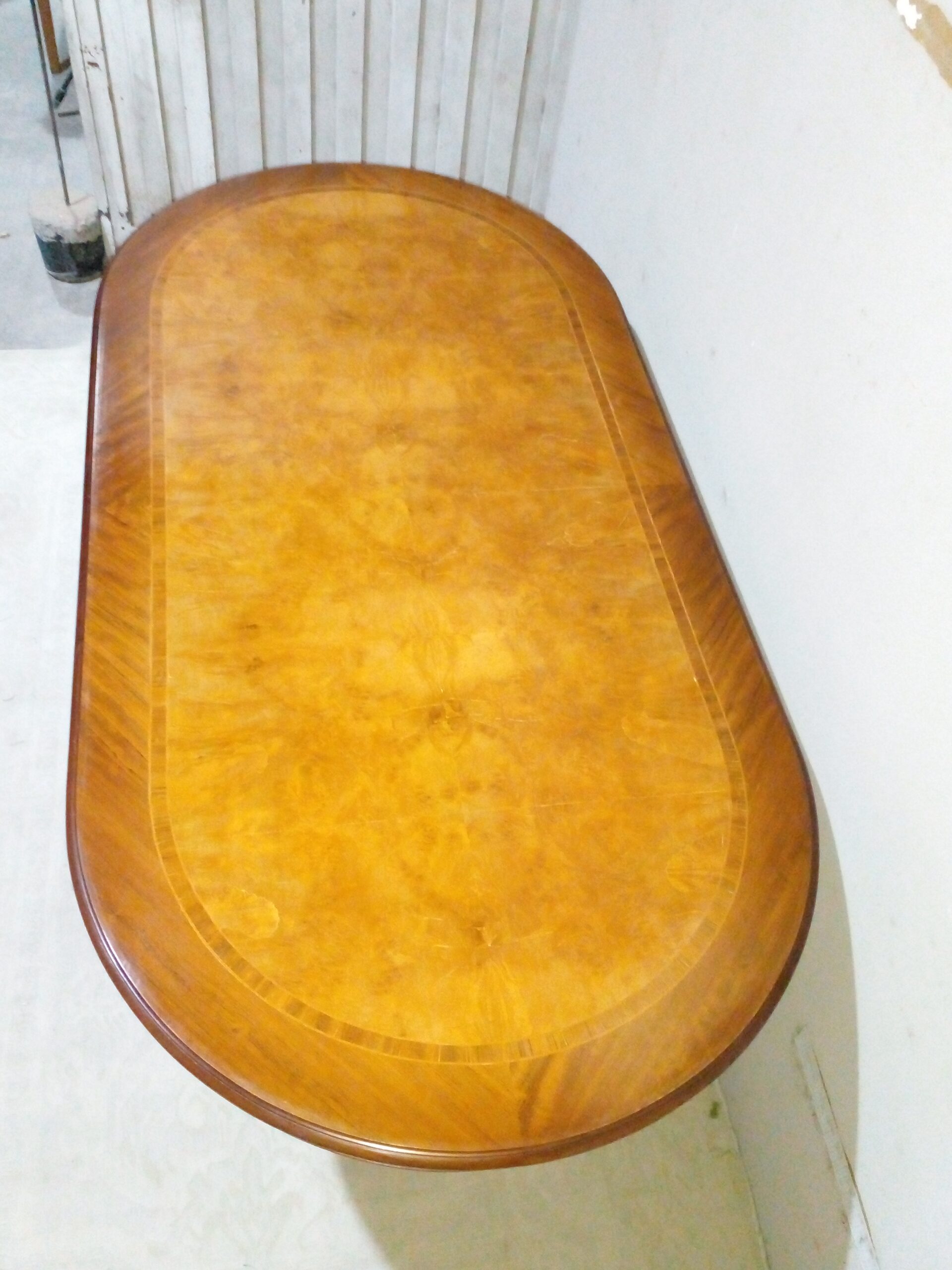 MESA DE COMEDOR ESTILO INGLES SHERATON EN RAIZ DE NOGAL Y CAOBA. COD: 107815 - Imagen 6