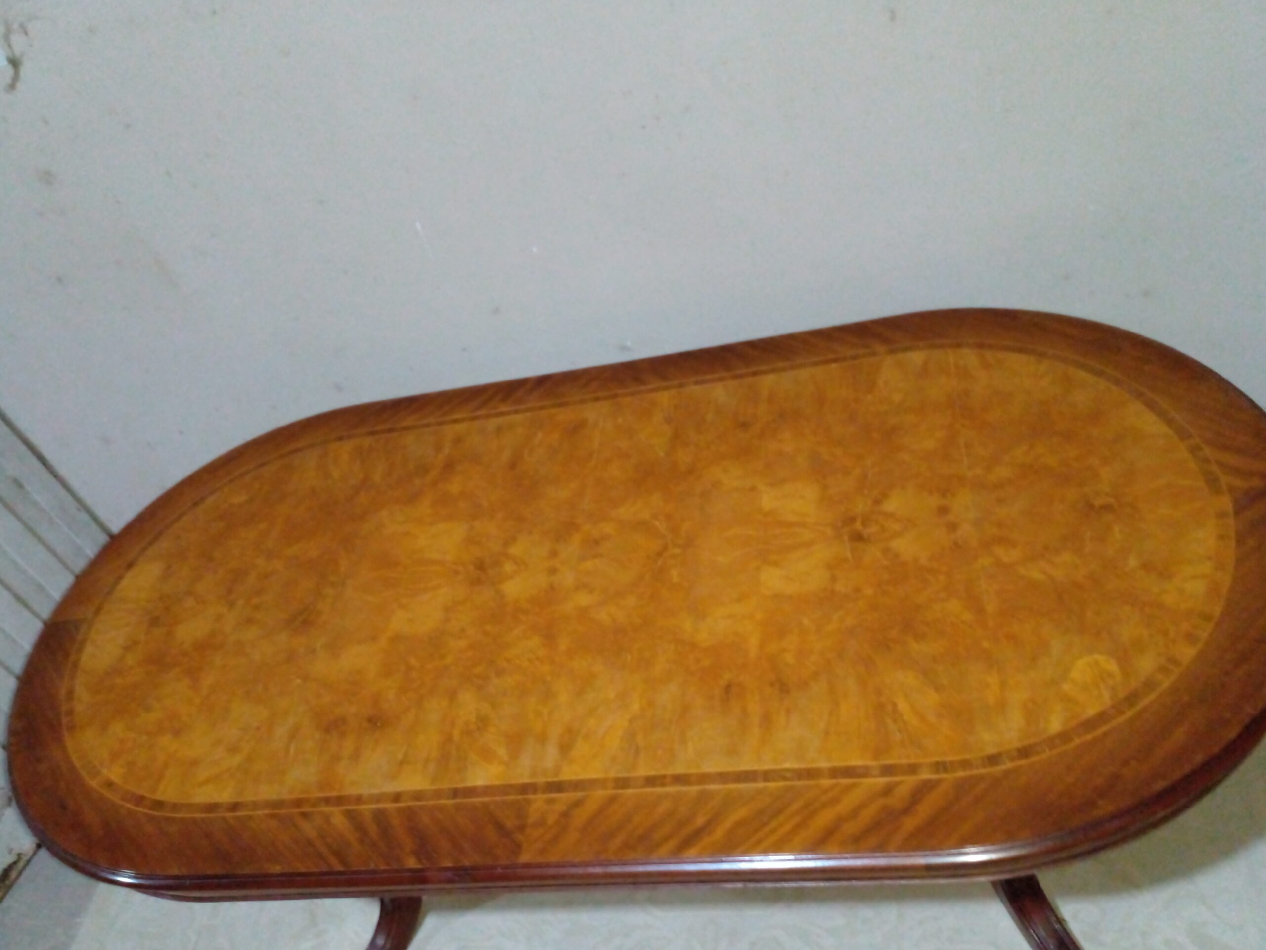 MESA DE COMEDOR ESTILO INGLES SHERATON EN RAIZ DE NOGAL Y CAOBA. COD: 107815 - Imagen 7