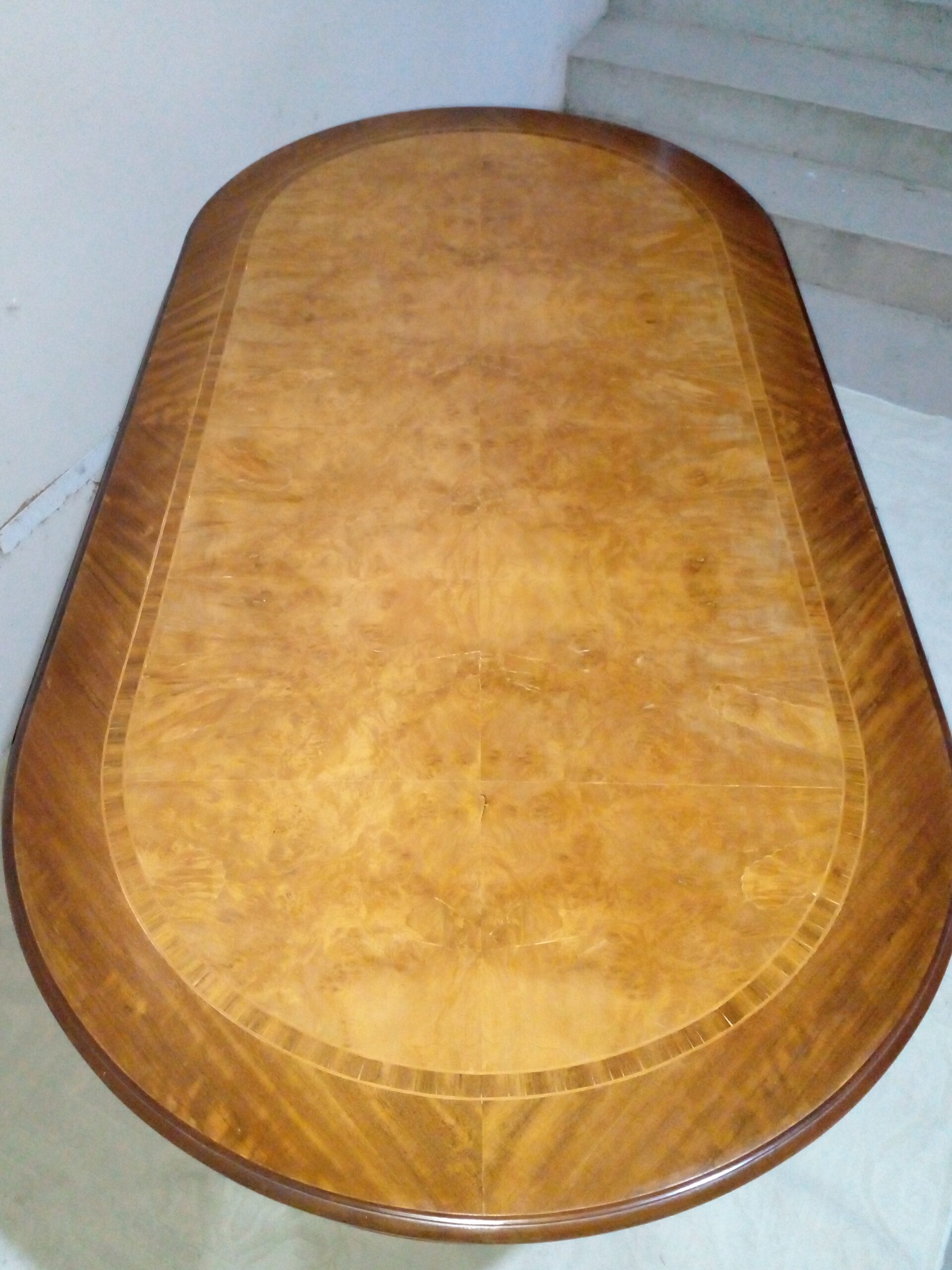 MESA DE COMEDOR ESTILO INGLES SHERATON EN RAIZ DE NOGAL Y CAOBA. COD: 107815 - Imagen 10