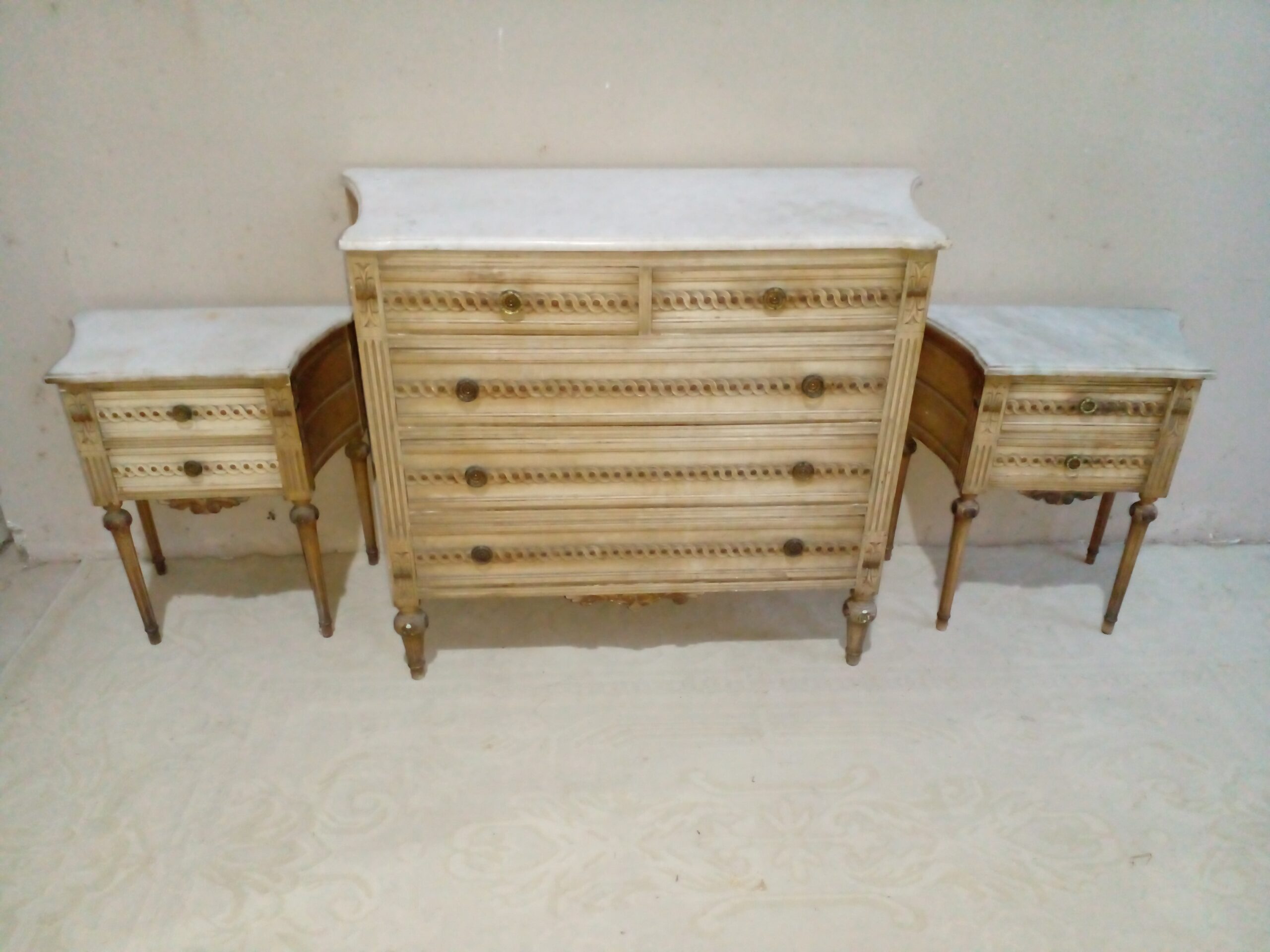 COMODA Y MESAS DE LUZ FRANCES LUIS XVI CON MARMOL. COD: 107810