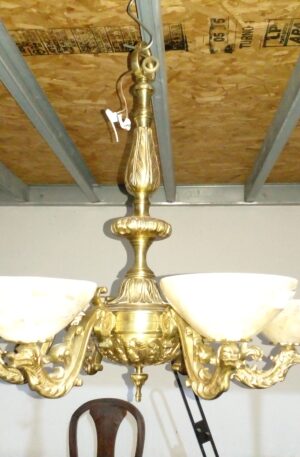 ARAÑA ANTIGUA DE BRONCE DE 6 LUCES CON TULIPAS DE ALABASTRO. COD: 107207