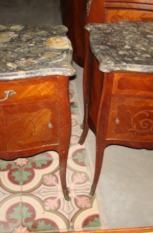 MESAS DE LUZ ESTILO FRANCES LUIS XV CON MARMOL PETIT MUEBLE. COD: 62301