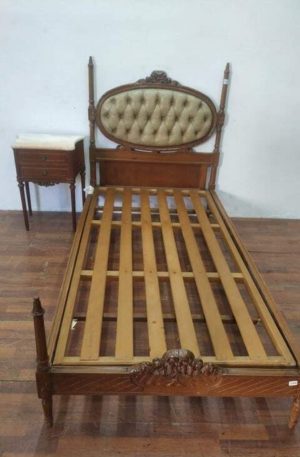 JUEGO DE CAMA CON CAPITONE Y MESA DE LUZ CON MARMOL FRANCES LUIS XVI. COD: 63505