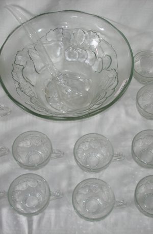 PONCHERA CON 12 TAZAS EN VIDRIO Y CUCHARON ACRILICO. COD: 62904