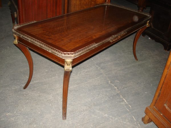 MESA DE SALA ESTILO FRANCES IMPERIO CON BRONCERIA. COD: 54605