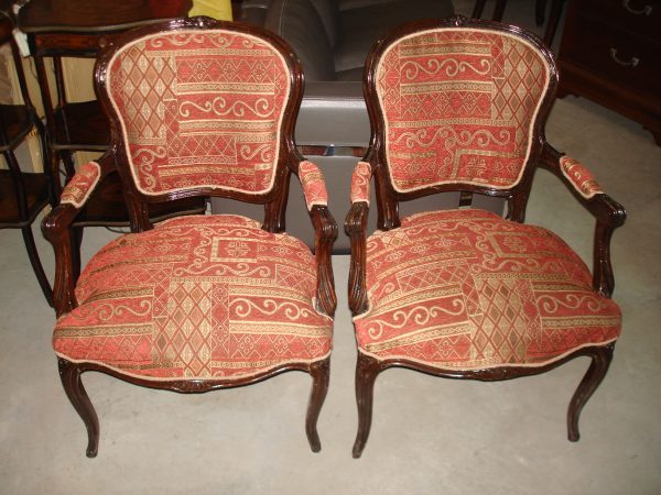 2 SILLONES ESTILO FRANCES LUIS XV TAPIZADOS A NUEVO. COD: 61502