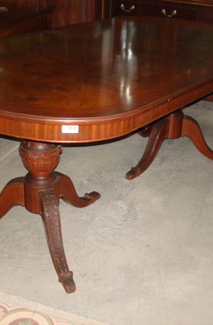 MESA DE COMEDOR ESTILO INGLES EN RAIZ DE NOGAL PATAS SHERATON. COD: 65302