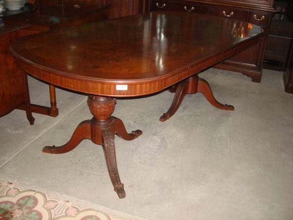 MESA DE COMEDOR ESTILO INGLES EN RAIZ DE NOGAL PATAS SHERATON. COD: 65302