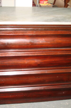 COMODA COLONIAL  CON MARMOL CARRARA , PRINCIPIOS DEL 1900. COD: 67701