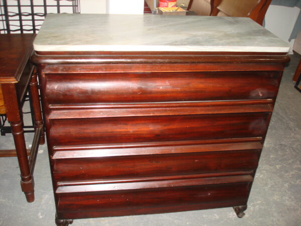 COMODA COLONIAL  CON MARMOL CARRARA , PRINCIPIOS DEL 1900. COD: 67701