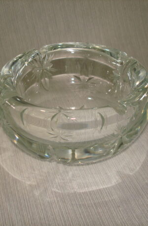 CENICERO ANTIGUO CRISTAL TALLADO PESO 870 GRAMOS. COD 69605 RESERVADO