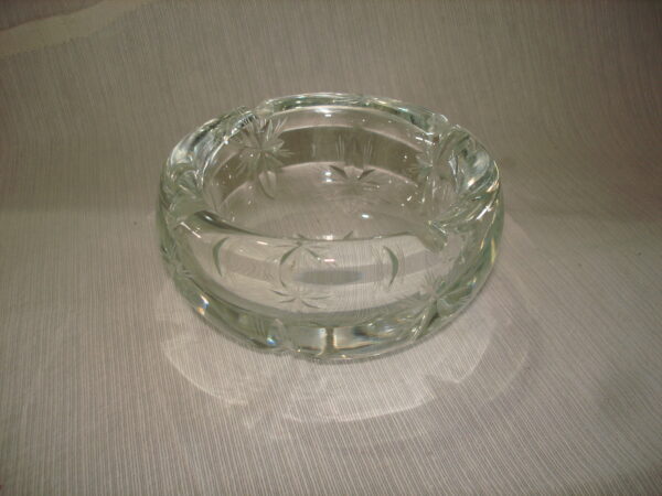 CENICERO ANTIGUO CRISTAL TALLADO PESO 870 GRAMOS. COD 69605 RESERVADO