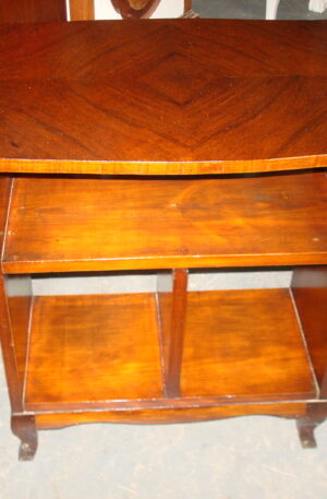 MESA ANTIGUA DE TV O MESA AUXILIAR ESTILO FRANCES . COD: 37409