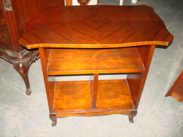 MESA ANTIGUA DE TV O MESA AUXILIAR ESTILO FRANCES . COD: 37409