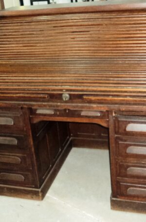 ESCRITORIO ANTIGO EN ROBLE CON CORTINA DOBLE CAMELLO. COD: 63301