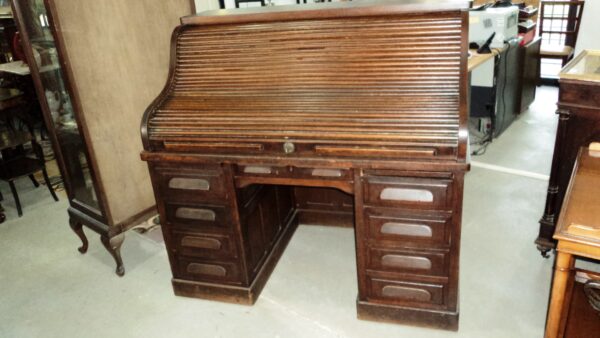 ESCRITORIO ANTIGO EN ROBLE CON CORTINA DOBLE CAMELLO. COD: 63301