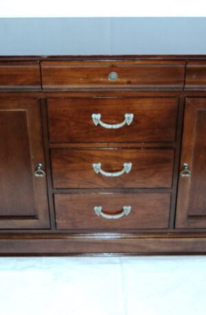 MUEBLE BAJO EN GUINDO, MADE IN U.S.A DREXEL HERITAGE FURNITURE. COD: 53423 / 78407