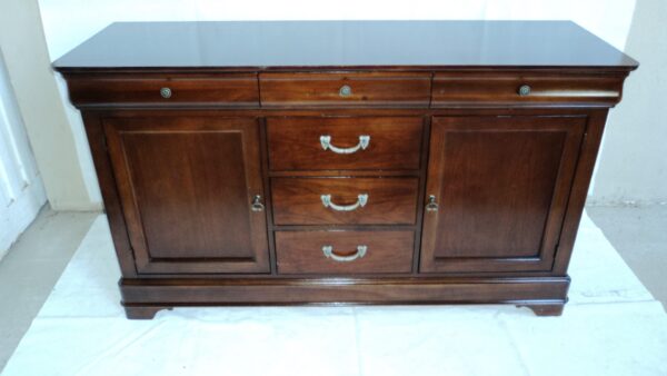 MUEBLE BAJO EN GUINDO, MADE IN U.S.A DREXEL HERITAGE FURNITURE. COD: 53423 / 78407