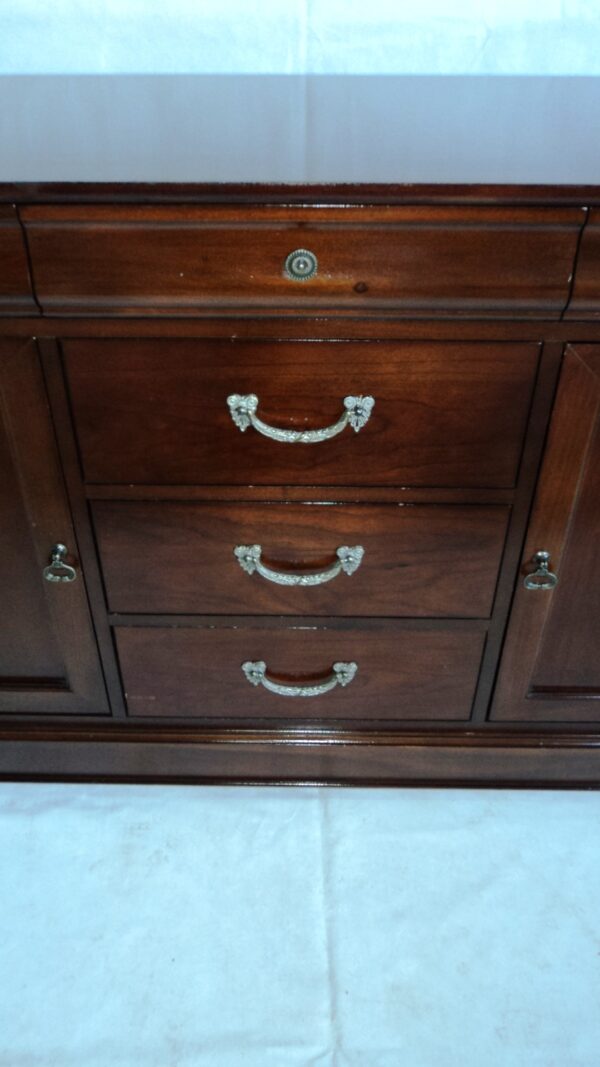 MUEBLE BAJO EN GUINDO, MADE IN U.S.A DREXEL HERITAGE FURNITURE. COD: 53423 / 78407 - Image 8