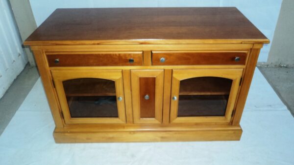 MUEBLE BAJO MADE IN U.S.A EN CEREZO PARA AUDIO O VAJILLA. COD: 70601