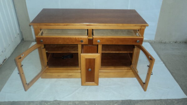 MUEBLE BAJO MADE IN U.S.A EN CEREZO PARA AUDIO O VAJILLA. COD: 70601 - Image 7