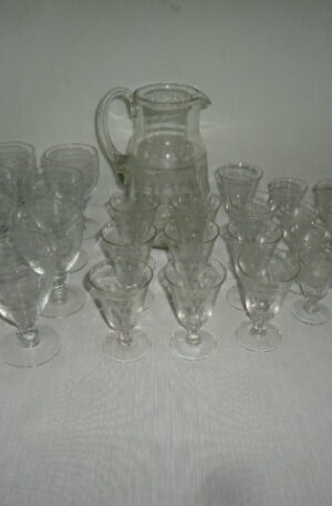 LOTE DE JARRA Y 27 COPAS DE CRISTAL ANTIGUO LABRADAS AL ACIDO. COD: 72208