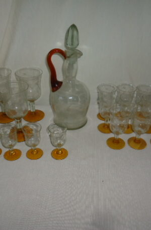JUEGO DE BOTELLON CRISTAL Y 20 COPAS ANTIGUAS BICOLOR. COD: 49904