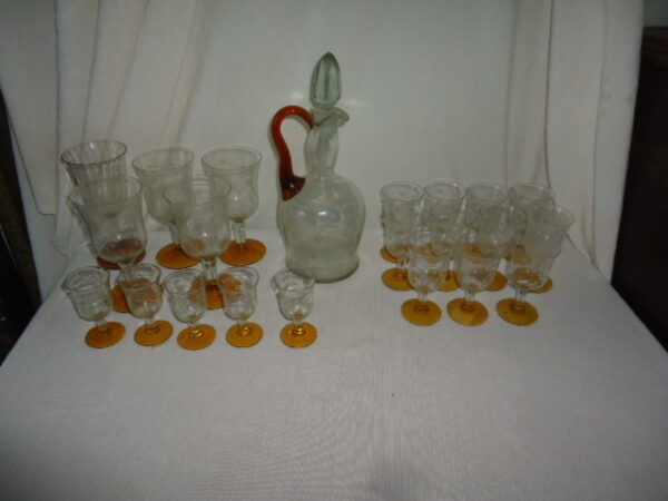 JUEGO DE BOTELLON CRISTAL Y 20 COPAS ANTIGUAS BICOLOR. COD: 49904