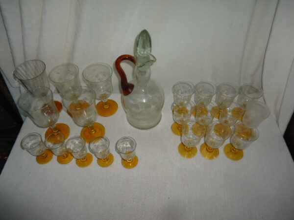 JUEGO DE BOTELLON CRISTAL Y 20 COPAS ANTIGUAS BICOLOR. COD: 49904 - Image 3